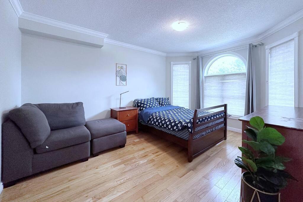 Neighborhood Friendly House In Barrie! Villa Bagian luar foto