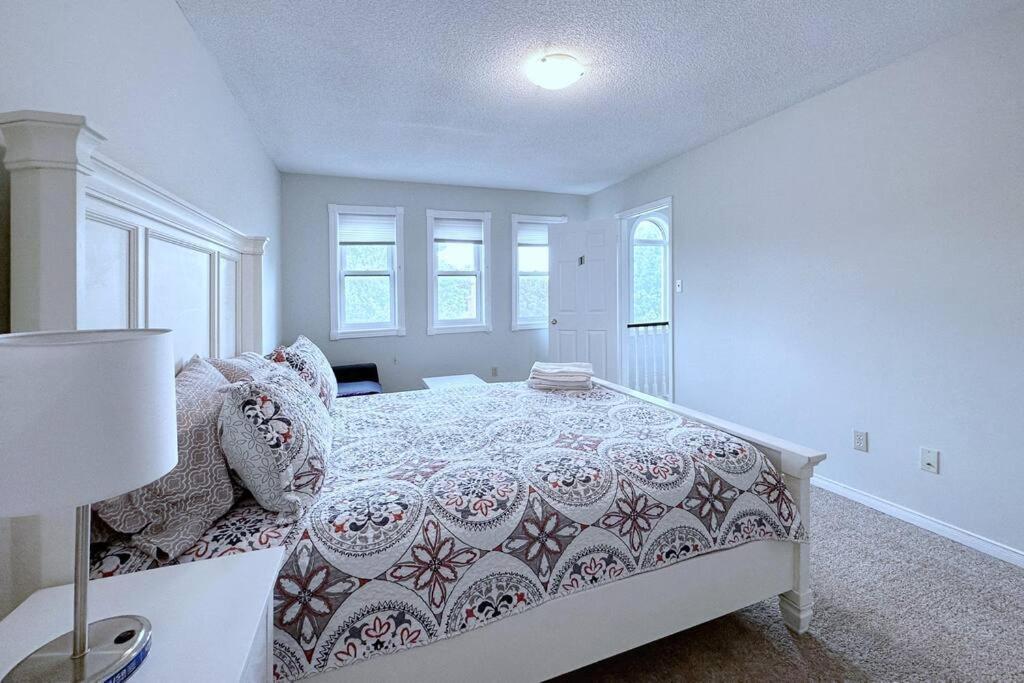 Neighborhood Friendly House In Barrie! Villa Bagian luar foto