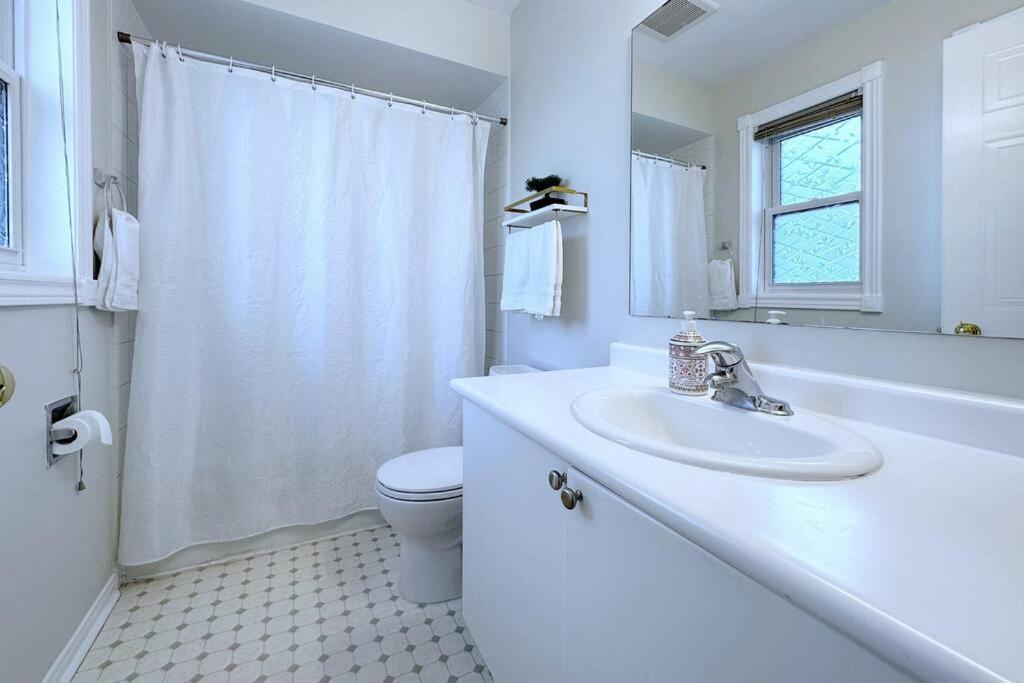 Neighborhood Friendly House In Barrie! Villa Bagian luar foto