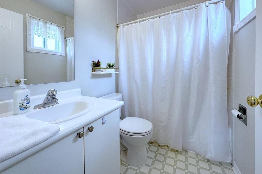 Neighborhood Friendly House In Barrie! Villa Bagian luar foto