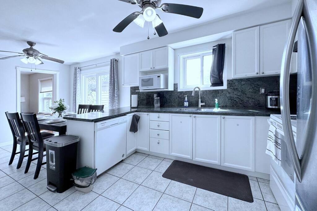 Neighborhood Friendly House In Barrie! Villa Bagian luar foto