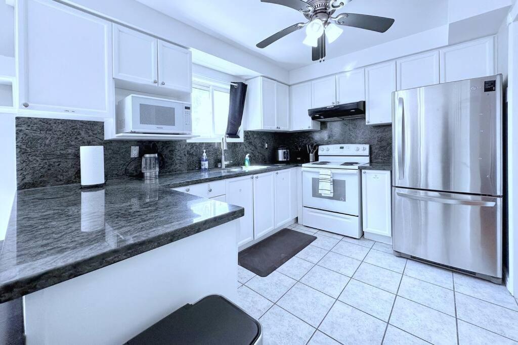 Neighborhood Friendly House In Barrie! Villa Bagian luar foto