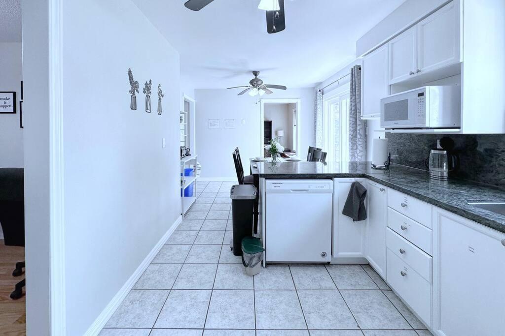 Neighborhood Friendly House In Barrie! Villa Bagian luar foto